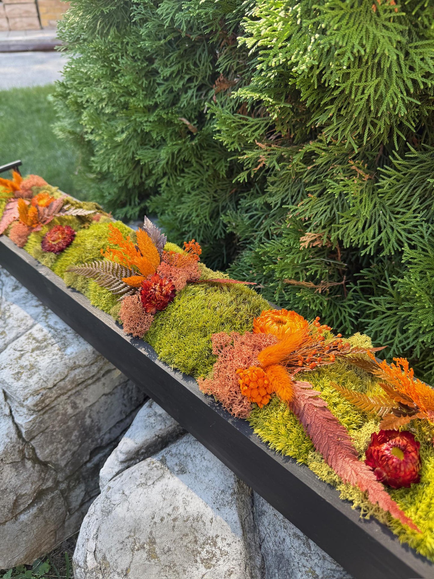 Preserved Moss Centerpiece: Wood Rectangle with Reindeer, Pole Moss & Flowers | USA - TARIFF FREE