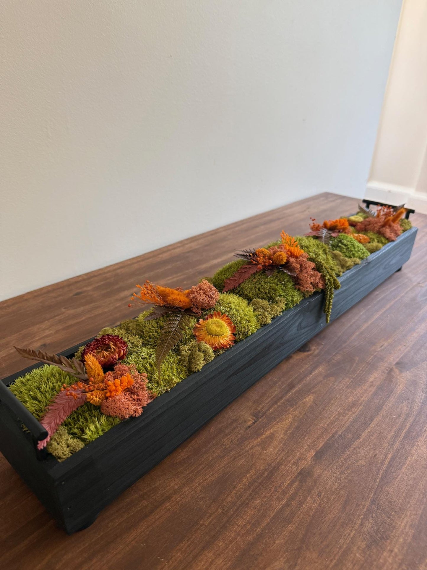 Preserved Moss Centerpiece: Wood Rectangle with Reindeer,  Pole Moss & Flowers | USA - TARIFF FREE