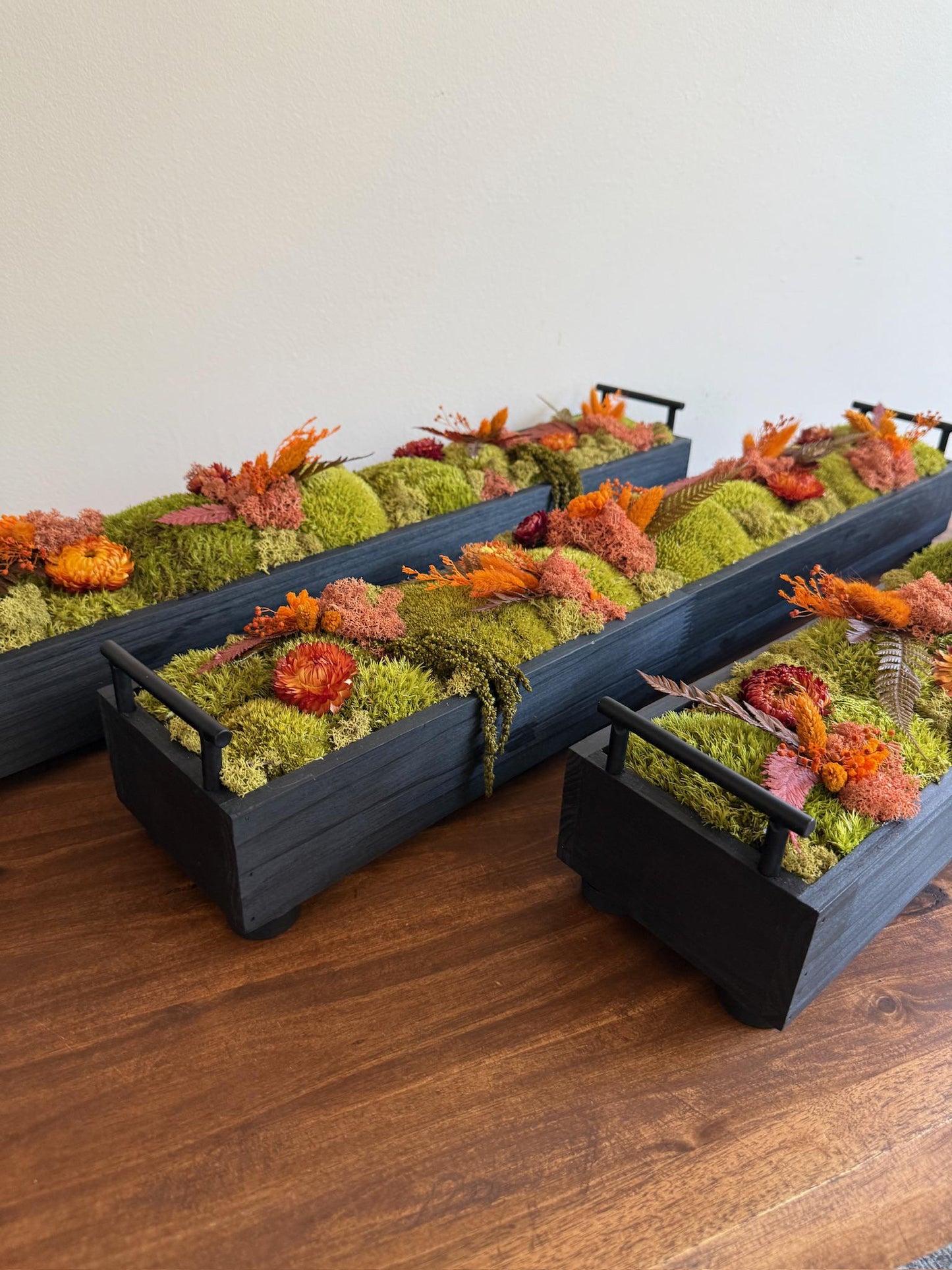 Preserved Moss Centerpiece: Wood Rectangle with Reindeer,  Pole Moss & Flowers | USA - TARIFF FREE