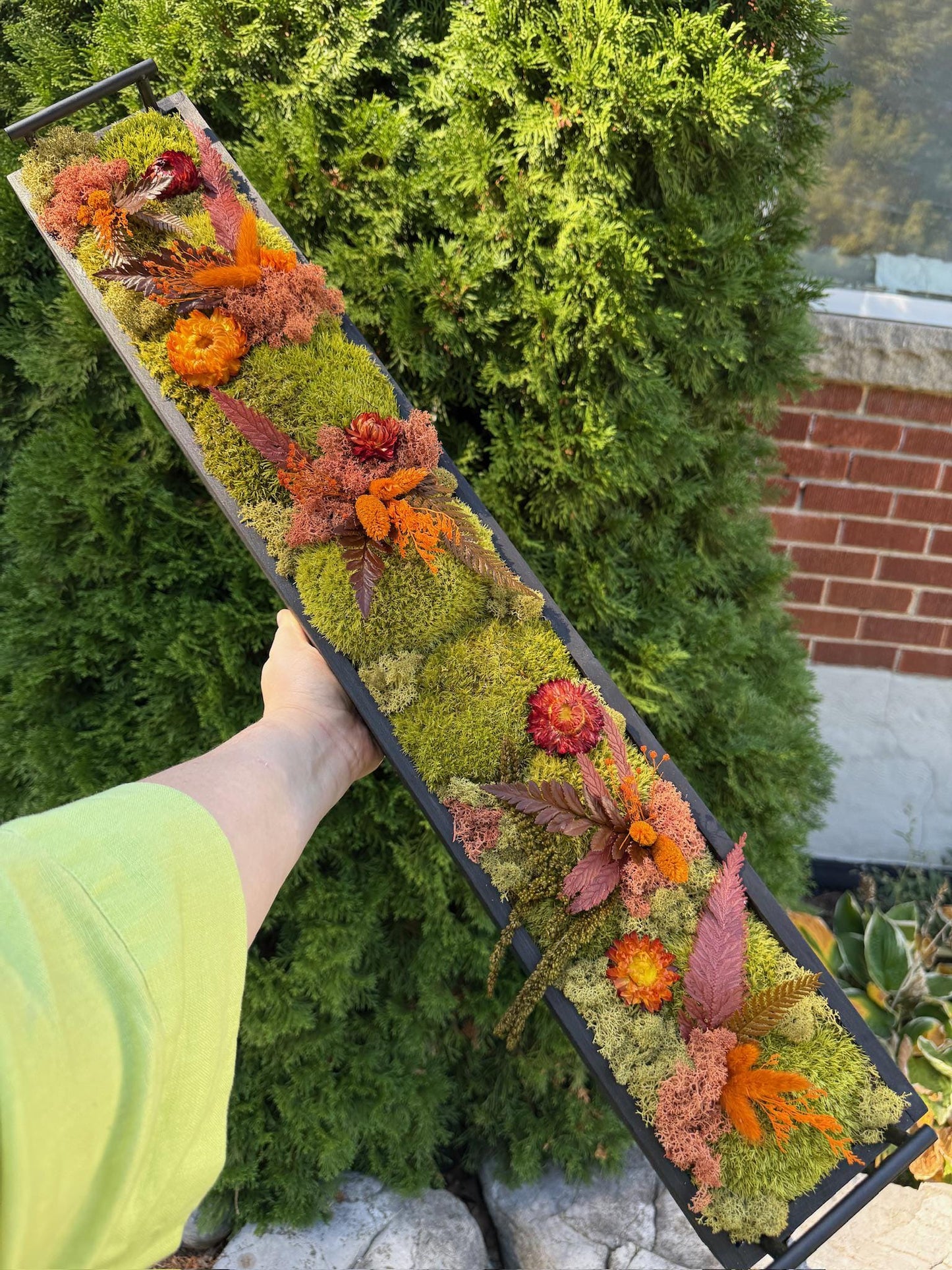 Preserved Moss Centerpiece: Wood Rectangle with Reindeer,  Pole Moss & Flowers | USA - TARIFF FREE